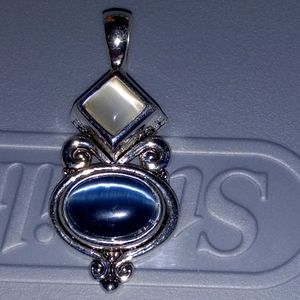 Z001 - NWOT GORGEOUS PENDANT